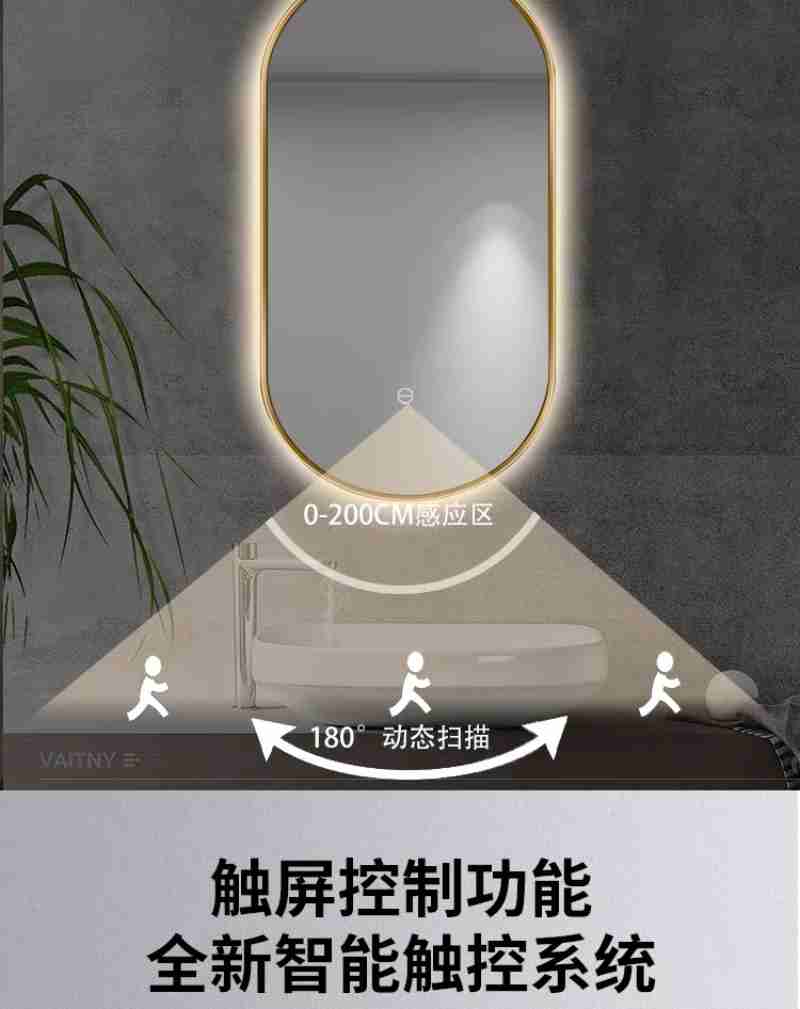 叶镇豪(左二)与满洲里当地的年轻人在街头高歌。人民网记者 寇雅楠摄
